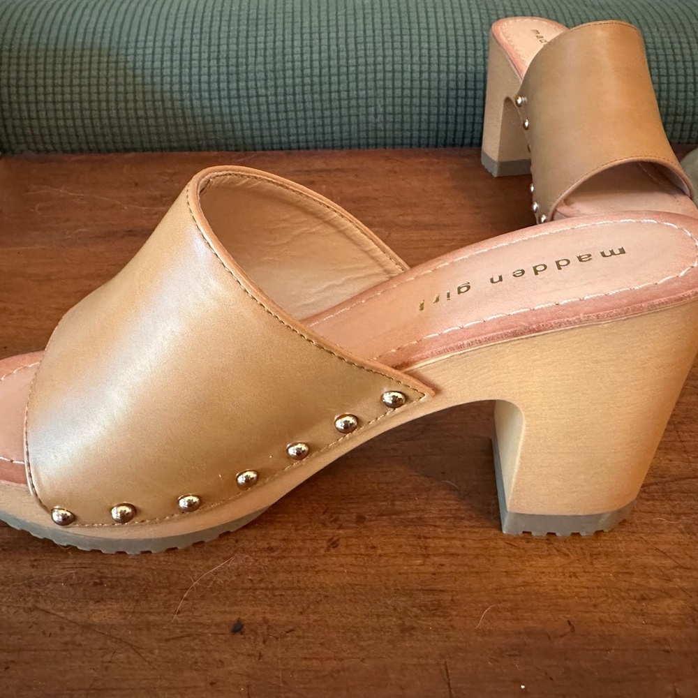 NWOT Madden Girl Camel Platform Block Heeled Slides